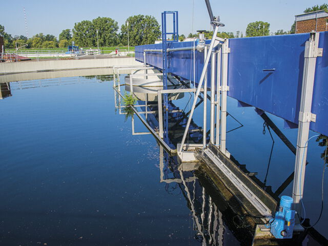 Foto: Eine Nahaufnahme von einem runden Betonbecken gefüllt mit Wasser.