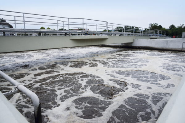 Foto: Das Belebungsbecken - ein längliches Betonbecken, über eine Betonbrücke führt.