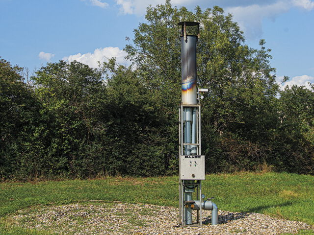 Foto: Freistehende Rohrkonstruktion zur Nutzung als Gasfackel.