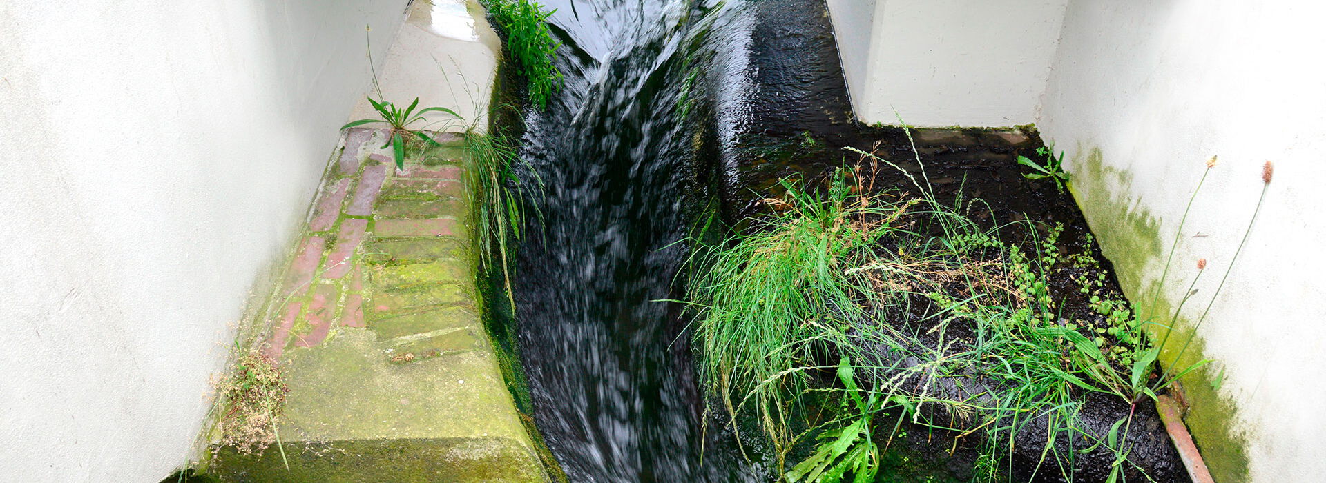 Foto: Bürgerinformationen: Ein Zulaufkanal, durch den Wasser strömt