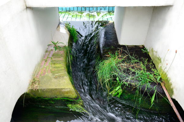 Foto: Bürgerinformationen: Ein Zulaufkanal, durch den Wasser strömt